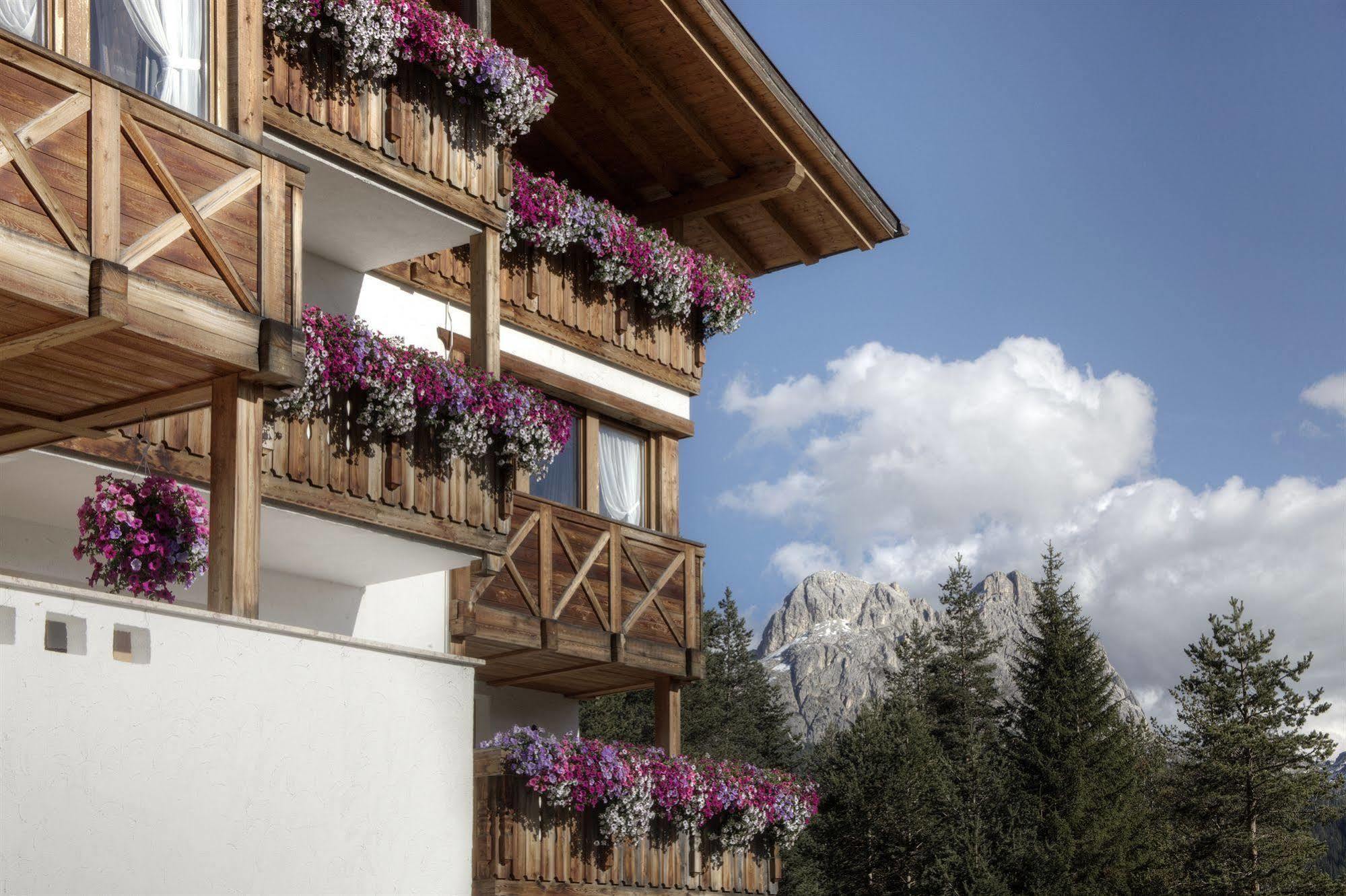 Hotel Ciasa Ai Pini San Cassiano  Eksteriør billede